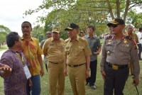 Pj Bupati Bengkalis Mendampingi Plt Gubri Meninjau Tempat Pemilihan Umum