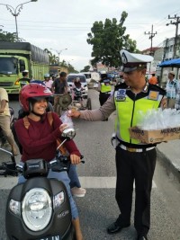 Jelang Berbuka, Polres Pelalawan Bagi-bagi Takjil untuk Pengendara