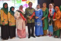 Kasmarni Terima Penghargaan Bunda PAUD Nasional, Bupati Amril Ucapkan Tahniah