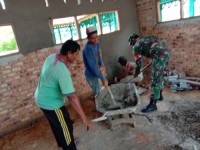 Percepat Pembangunan, Babinsa Koramil 09/Langgam Bantu Warga membangun Sarana umum