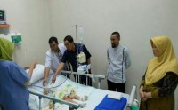 Bupati Inhil Kunjungi Balita Pengidap Hepatitis Kulit 