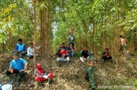 Pantau Titik Api, Babinsa Kodim 0313/Kampar dan Tim RPK Terbangkan Drone