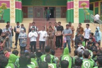 DPRD Provinsi Riau Bagikan Hand Sanitizer Dan Masker Kepada Ojek Online Dalam Pencegahan Covid-19