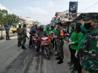 Peduli Dampak Covid-19,Koramil 04 Mandau Bagikan Masker Dan Sabun Cuci Tangan Gratis