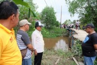 Meninjau ke Sungai Luar, Bupati Inhil Intruksikan DPU Prioritas Perbaikan Jembatan Ambruk