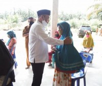 Bupati Labuhanbatu Pantau Penyerahan BLT. DD Desa Tanjung Medan