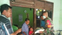 Babinsa Koramil 07/Kampar Ikut Bagikan Rastra Untuk Warga Yang Terdampak Covid-19