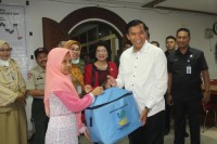 Ini Foto Pemko Pekanbaru dan Anggota DPD RI Beri Bantuan Kepada Korban Bencana Asap
