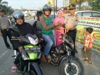 Kapolsek Bangkinang Barat Bagikan Takjil Gratis Kepada Warga dan Beri Santunan Kepada Anak Yatim