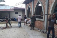 Karya Bakti di Masjid Nurul Huda, Babinsa Koramil 07/Kampar Semakin Akrab Bersama Warganya