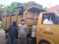 Petugas Angkutan Sampah Lindungi Diri cegah Corona