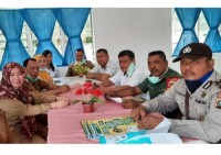Camat Pangkatan Berbagi Brosur Himbauan