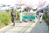 Dukung Kegiatan Sekolah Babinsa Koramil 09/Lgm Kodim 0313/Kpr Dampingi Pawai SD IT Muhammadiyah