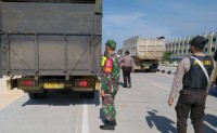 Babinsa Koramili 07/Kampar Jaga Pos Pam Lancang Kuning  Jalan Lintas Pekanbaru-Bangkinang