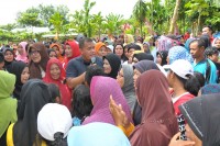 Gunakan Pompong, Bupati Yopi Hadiri Senam Massal di Kampung Seberang