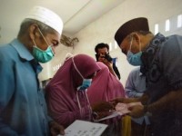 Dalam Satu Hari Bupati Labuhanbatu Bagikan BLT-DD Di Tiga Desa