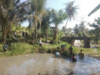 Masyarakat Bersihkan Aliran Sungai Matapao