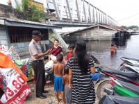 Kanit Binmas Polsek Pangkalan Kerinci Sambangi Masyarakat Bertempat Tinggal Di Bawah Jembatan