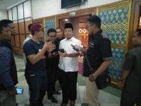 H.Syafaruddin Poti Pertanyakan Plakat DPRD Prov Riau Hanya Bergambar Istana Siak