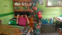 Babinsa Sosialisasi Protokol Kesehatan, dan Bagikan Masker di Warung Makan