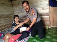 Kapolres Kampar Perintahkan Kapolsek Kampar Kiri Mewakilinya Temui Riska Gadis Penderita Tumor
