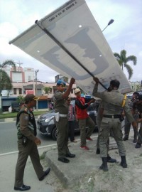 Satpol PP & Damkar Kab.Pelalawan Tertibkan iIklan Rokok  Terpajang di Trotoar 