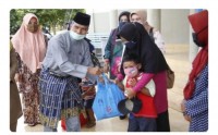 Sekda Siak Salurkan 95 Paket Kebutuhan Perempuan, Anak dan Lansia