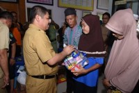 Bupati Bengkalis Serahkan Bantuan Kepada Korban Banjir Desa Teluk Latak