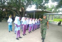 Dengan Penuh Kesabaran Babinsa Beri Materi Baris Berbaris Siswa Siswi SDN 009