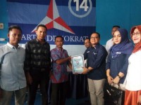 Cutra Andika (BCA) mengatarkan formulir pendaftaran ke Partai Demokrat