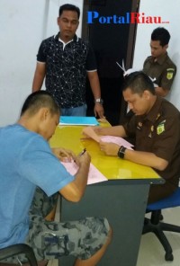 Polsek Mandau Telah Menyerahkan Tersangka Pembunuhan Yanto Ke Jaksa