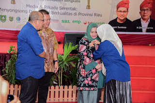 Acara HPN dan HUT ke-4 JMSI Riau, Bupati Bengkalis Kasmarni  Dianugrahi Pin Emas