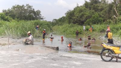 Atasi Banjir Yang Terjadi di Kota Bagansiapiapi dan sekitarnya, DLH Rohil Turunkan Puluhan Satgas