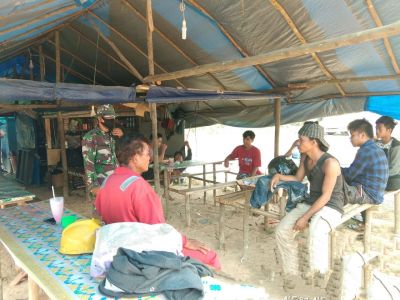 Babinsa Komsos Himbau Warga Tidak Membakar Lahan Guna Mensukseskan TMMD Ke 110 Kodim 0313/KPR