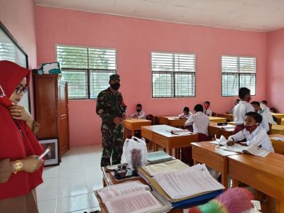 Babinsa Koramil 09/Langgam Beri Materi Wasbang Pada Siswa, Sukseskan TMMD Ke 110