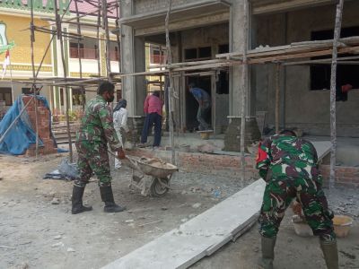 Babinsa Koramil 09/Langgam Bantu Bangun Fasilitas Pendidikan Dalam Mensukseskan TMMD Ke 110