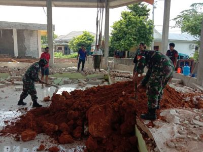 Babinsa Koramil 09/Langgam Goro Bangun Musholla Bersama Warga Dalam Rangka Sukses kan TMMD Ke 110