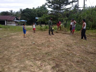 Babinsa Koramil 09/Langgam Karya Bhakti Pembuatan Sarana Olahraga Dalam Sukseskan TMMD Ke 110
