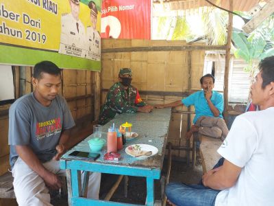 Babinsa Koramil 09/Langgam Komsos Menjalin Hubungan Harmonis Dalam Mensukseskan TMMD Ke 110