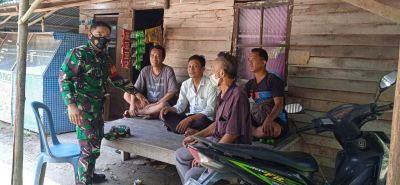 Babinsa Koramil 09/Langgam Komsos Vaksinasi Covid-19 Dan Warga Binaan Dukung Sukseskan TMMD Ke 110