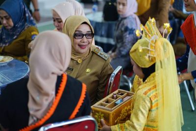 Bersama Bunda PAUD, Wakil Bupati Bagikan Makanan Tambahan Untuk Siswa Paud