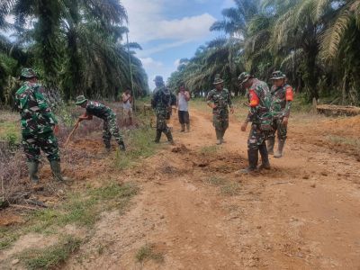 Bersama Rakyat TNI Kuat ,Semangat Warga Jalan Kelompok Tani Banjaran Ucap Rasa Syukurnya