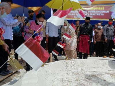 Bupati Bengkalis  Kasmarni Hadiri Pemancangan Tiang Peetama Sekolah Paramita Maitreya Duri