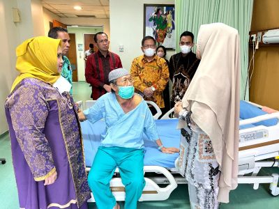 Bupati Bengkalis Kasmarni membesuk,H. Fadlah Sulaiman dan Jondi Indra Bustian.