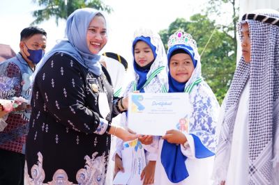 Bupati Bengkalis Kasmarni menghadiri khatam dan wisuda tahfidz akbar