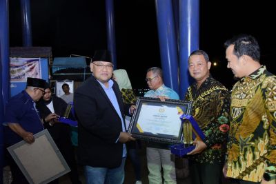 Bupati Bengkalis Kasmarni Terima Anugerah JMSI Award 2023