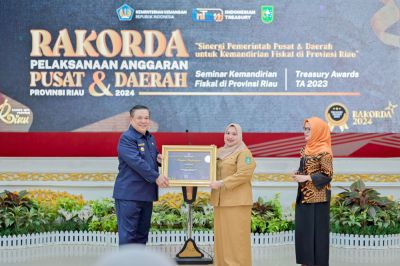 Bupati Bengkalis Kasmarni ,Terima Dua Penghargaan dari Kemenkeu RI