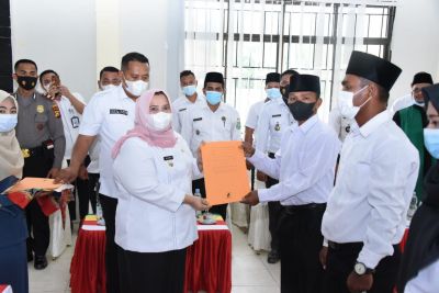 Bupati Bengkalis Kasmarni,Melantik 31 orang anggota Badan Permusyawaratan Desa (BPD) Kecamatan Rupat
