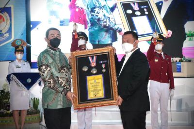 Bupati Kampar Berikan Kuliah Umum Stadium General dan Terima Tanda Kehormatan