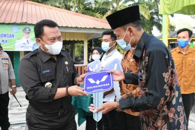 Bupati Kampar Catur Serahkan 3 Unit Ambulance Desa